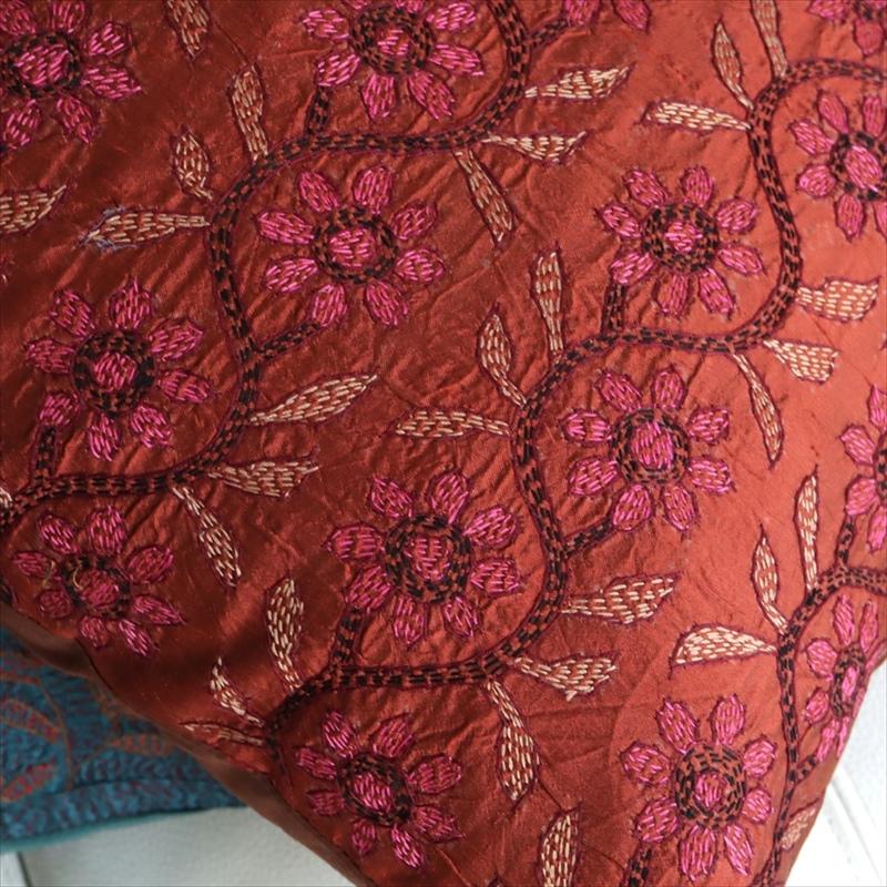 カンタ刺繍　シルク　クッションカバー38×38cmレンガ色　連なる花 | ブランド登録なし | 04