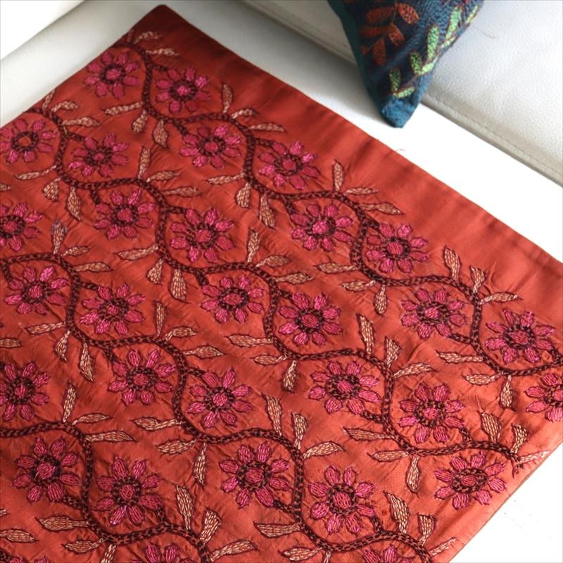 カンタ刺繍　シルク　クッションカバー38×38cmレンガ色　連なる花 | ブランド登録なし | 07
