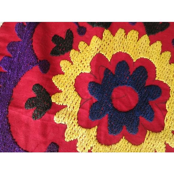 ウズベキスタンの刺繍布オールドスザンニ赤色の地/白と黄色のまあるい9