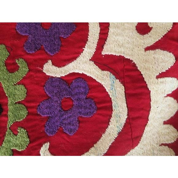 ウズベキスタンの刺繍布オールドスザンニ赤色の地/ホワイト＆イエロー・12のお花｜ipogabbeh｜06