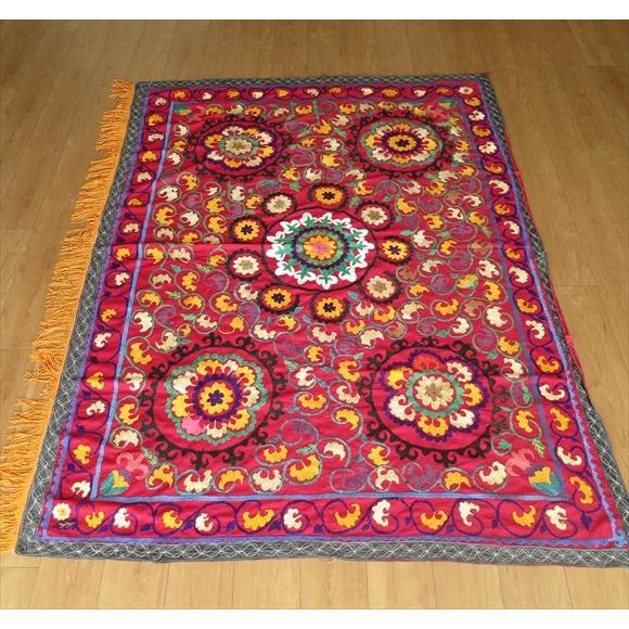 ウズベキスタンの刺繍布オールドスザンニ紫がかった小豆色の地/5つのお花と唐草の文様 | ブランド登録なし