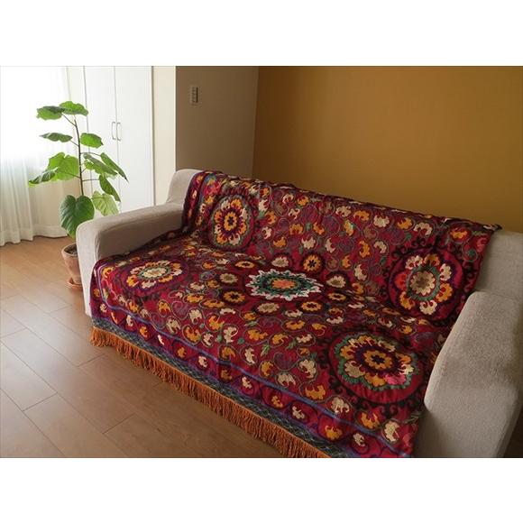 ウズベキスタンの刺繍布オールドスザンニ紫がかった小豆色の地/5つのお花と唐草の文様 | ブランド登録なし | 01