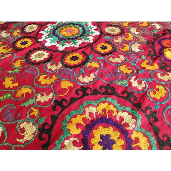 ウズベキスタンの刺繍布オールドスザンニ紫がかった小豆色の地/5つのお花と唐草の文様 | ブランド登録なし | 03
