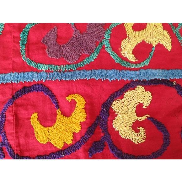 ウズベキスタンの刺繍布オールドスザンニ紫がかった小豆色の地/5つのお花と唐草の文様 | ブランド登録なし | 04
