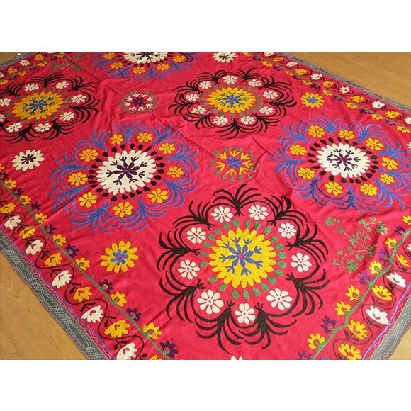 ウズベキスタンの刺繍布オールドスザンニ赤色の地/黒と青紫のの花びら 6つのお花 | ブランド登録なし | 02