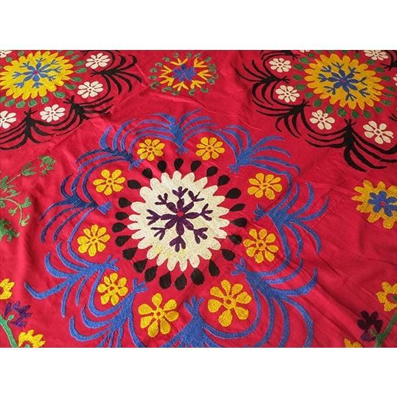 ウズベキスタンの刺繍布オールドスザンニ赤色の地/黒と青紫のの花びら 6つのお花 | ブランド登録なし | 03