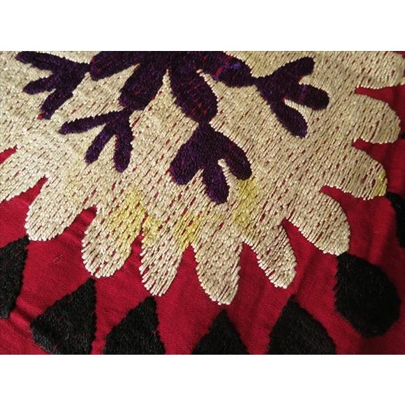 ウズベキスタンの刺繍布オールドスザンニ赤色の地/黒と青紫のの花びら 6つのお花 | ブランド登録なし | 04