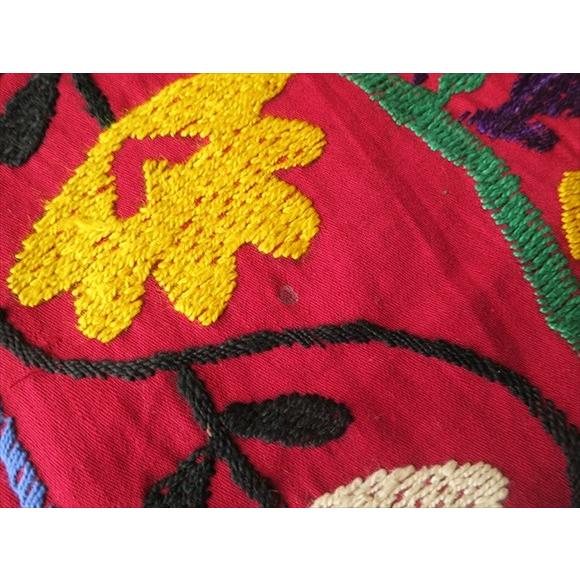 ウズベキスタンの刺繍布オールドスザンニ赤色の地/黒と青紫のの花びら 6つのお花 | ブランド登録なし | 05