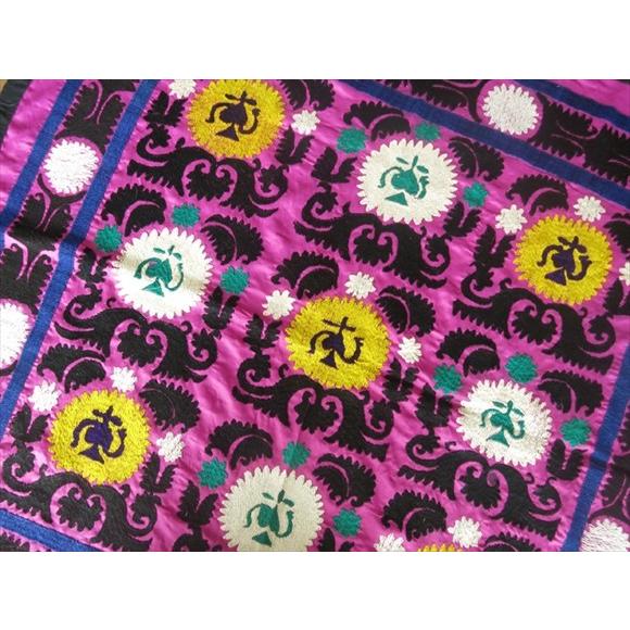 ウズベキスタン スザンニ（suzani）103×105cm鮮やかなピンク/ブラック、イエロー＆ホワイト 【単品】