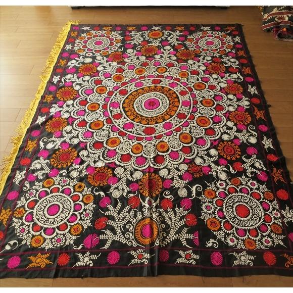 ウズベキスタンの刺繍布オールドスザンニ黒地に白い大輪の花 ウズベキスタンの刺繍布オールドスザンニ黒地に白い大輪の花