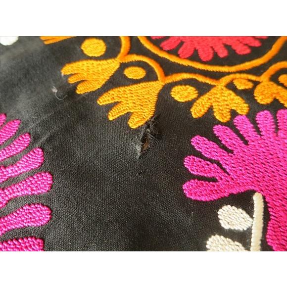 ウズベキスタンの刺繍布オールドスザンニ黒地に白い大輪の花/緻密で