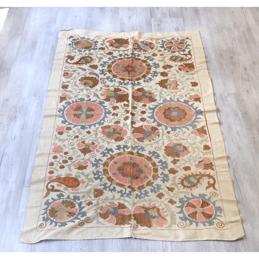 スザンニ刺繍・アンティークデザインリプロダクション 177x99cm 太陽のような花・ペールピンク＆ブルー | ブランド登録なし