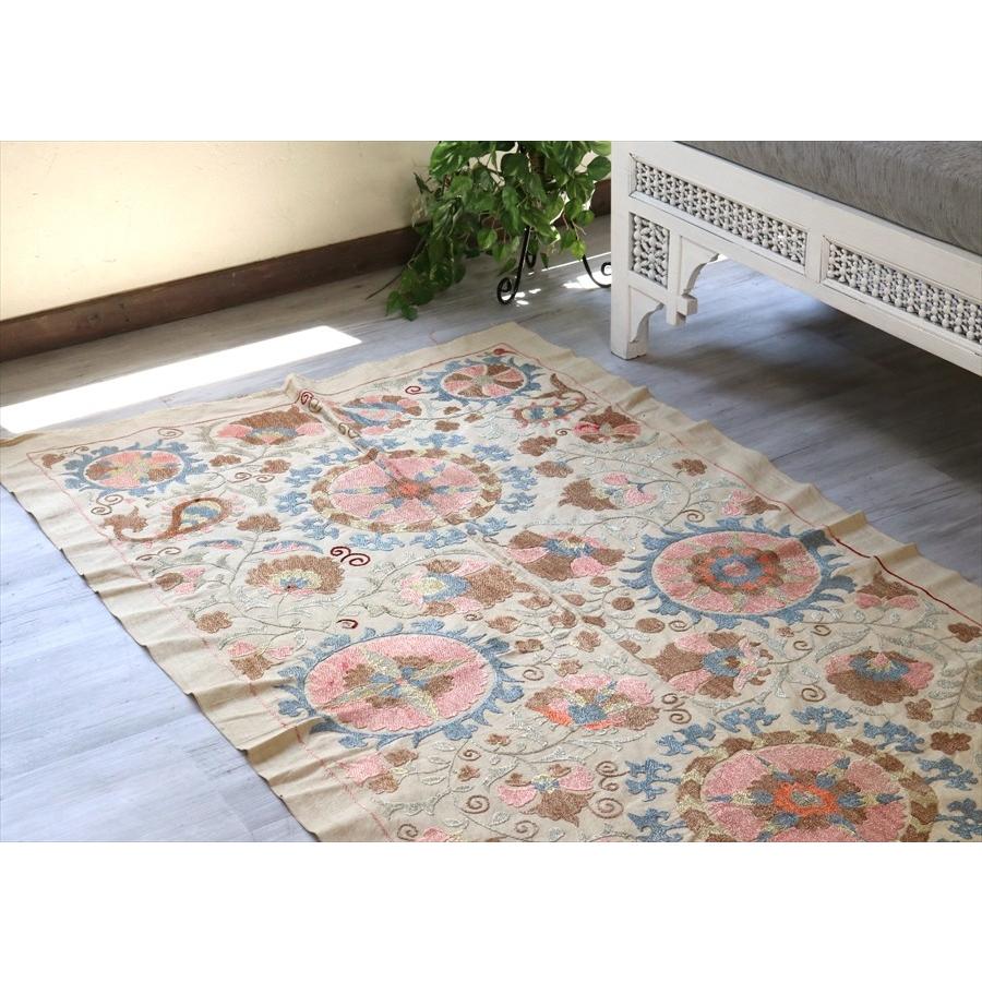 スザンニ刺繍・アンティークデザインリプロダクション 177x99cm 太陽のような花・ペールピンク＆ブルー | ブランド登録なし | 01