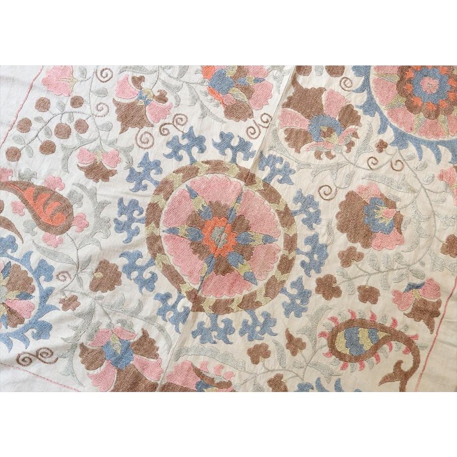スザンニ刺繍・アンティークデザインリプロダクション 177x99cm 太陽のような花・ペールピンク＆ブルー | ブランド登録なし | 04