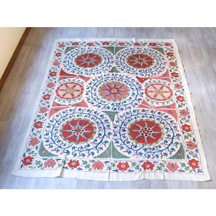 スザンニ刺繍・アンティークデザインリプロダクション  195x152cm Suzani, Uzbekistan Suzani, Embroidary, 太陽のような大きな花 | ブランド登録なし | 01