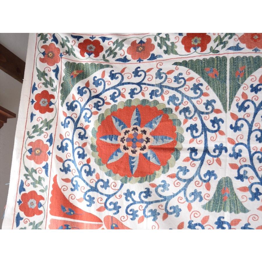 スザンニ刺繍・アンティークデザインリプロダクション  195x152cm Suzani, Uzbekistan Suzani, Embroidary, 太陽のような大きな花 | ブランド登録なし | 02
