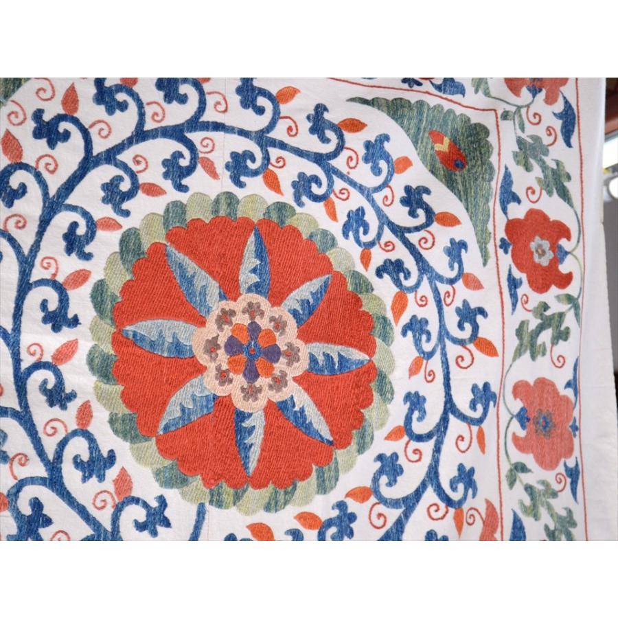 スザンニ刺繍・アンティークデザインリプロダクション  195x152cm Suzani, Uzbekistan Suzani, Embroidary, 太陽のような大きな花 | ブランド登録なし | 05