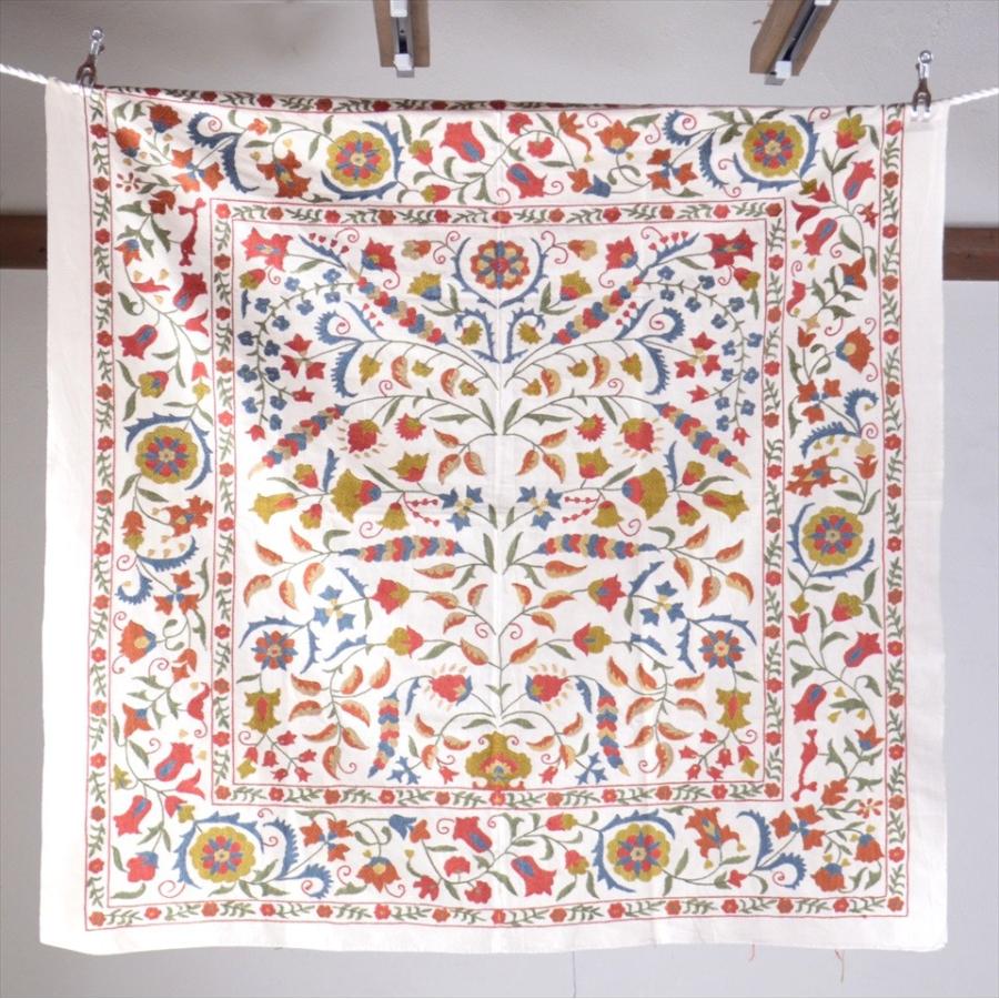 スザンニ刺繍・アンティークデザインリプロダクション  122x127cm 咲き乱れる花　Suzani, Uzbekistan Suzani, Embroidary | ブランド登録なし