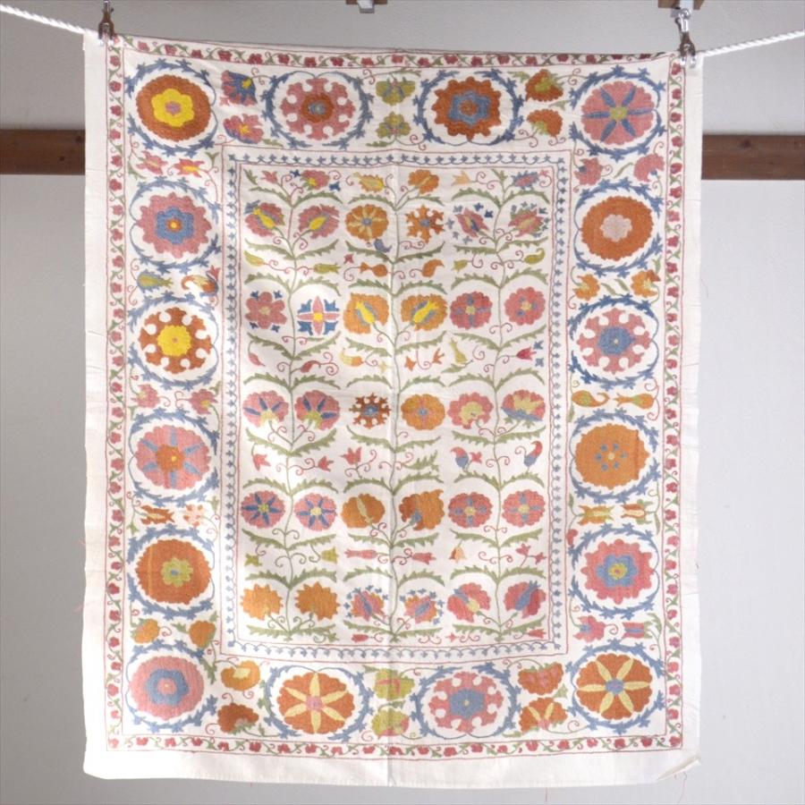 Suzani， Uzbekistan Suzani， Embroidary　ウズベキスタン・スザンニ刺繍布 125x103cm アンティークデザイン・ピンクとオレンジの花