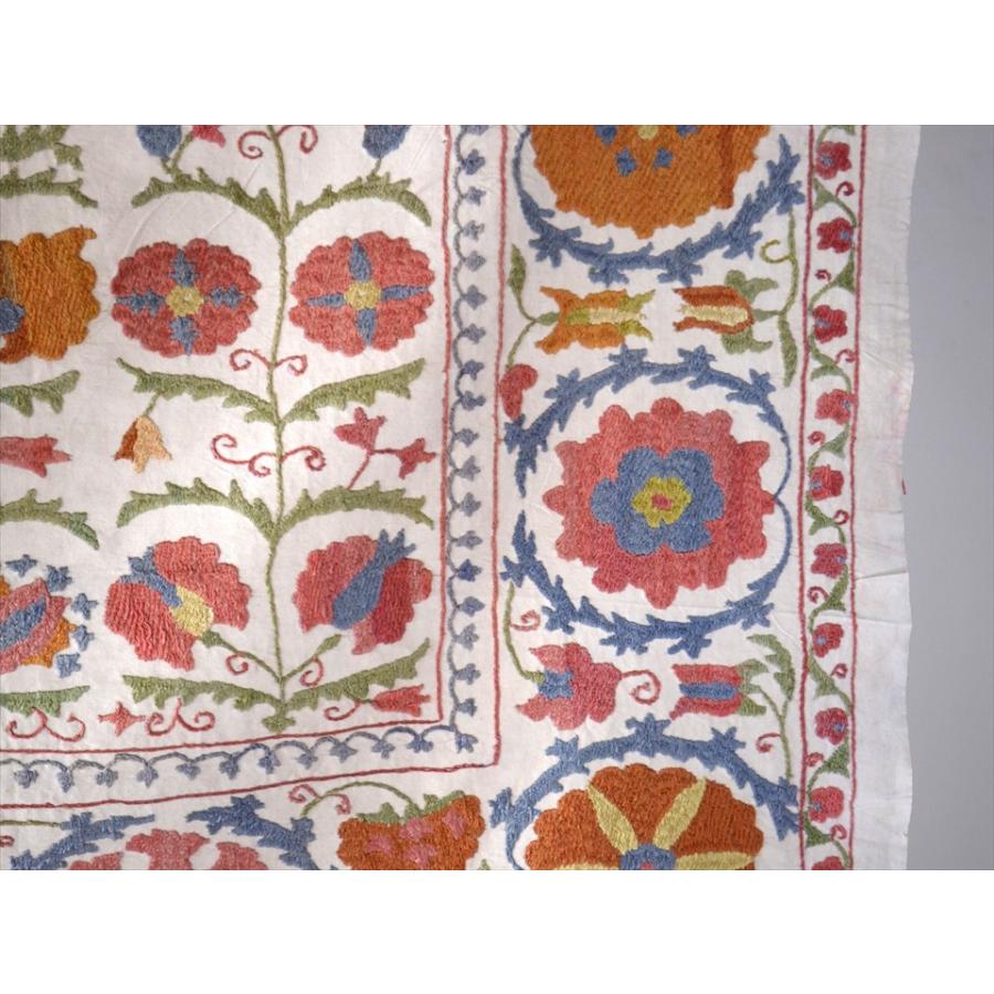 Suzani， Uzbekistan Suzani， Embroidary　ウズベキスタン・スザンニ刺繍布 125x103cm アンティークデザイン・ピンクとオレンジの花_3