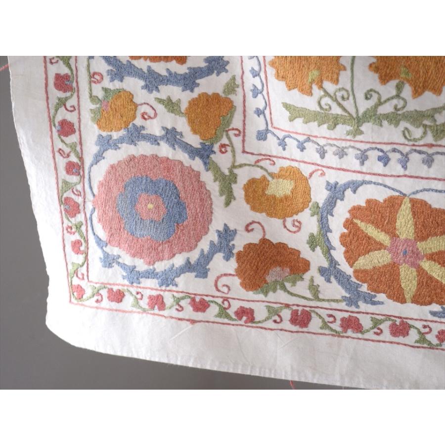Suzani， Uzbekistan Suzani， Embroidary　ウズベキスタン・スザンニ刺繍布 125x103cm アンティークデザイン・ピンクとオレンジの花_4