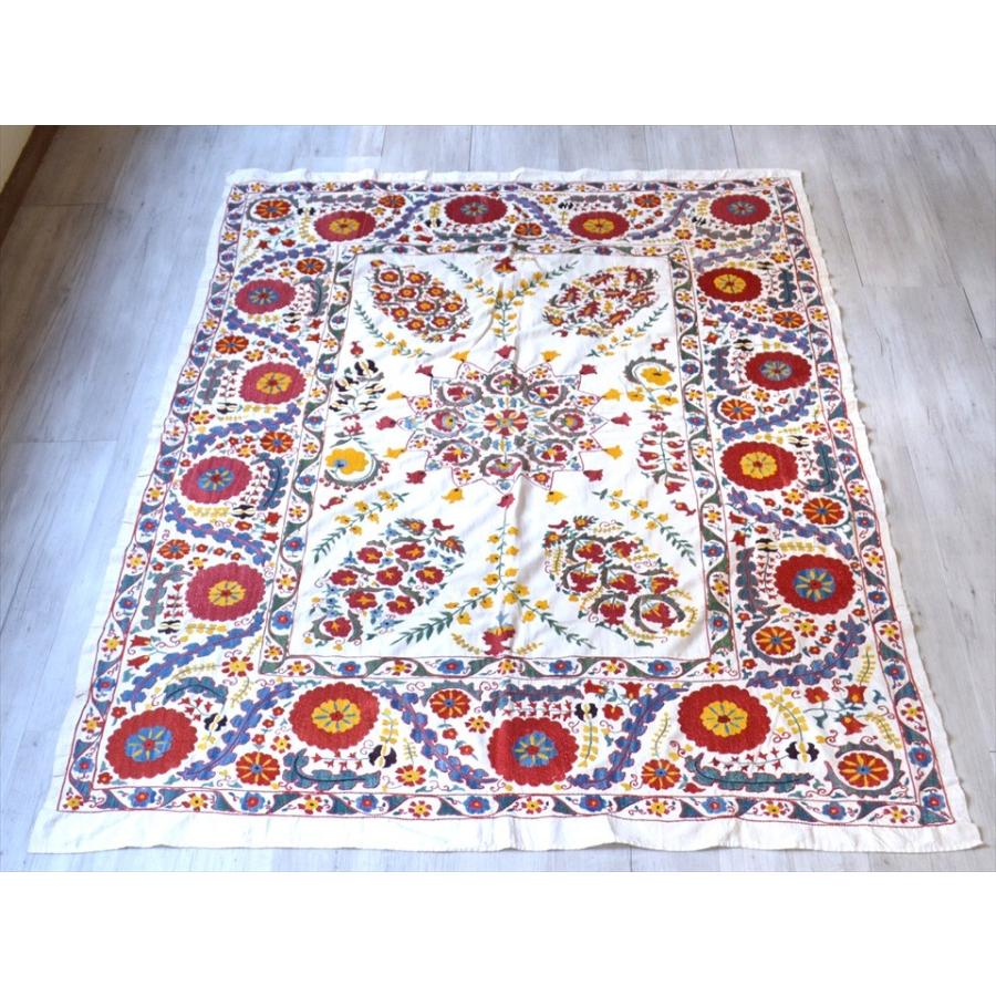 スザンニ刺繍・アンティークデザインリプロダクション  185x154cm Suzani, Uzbekistan Suzani, Embroidary Nurata フラワーブーケ | ブランド登録なし | 01