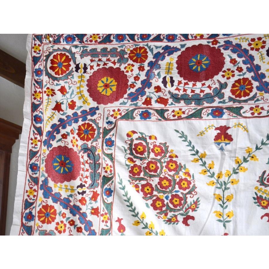 スザンニ刺繍・アンティークデザインリプロダクション  185x154cm Suzani, Uzbekistan Suzani, Embroidary Nurata フラワーブーケ | ブランド登録なし | 02