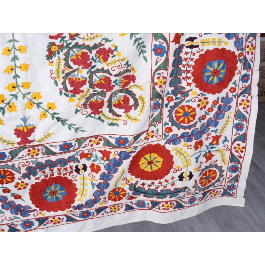 スザンニ刺繍・アンティークデザインリプロダクション  185x154cm Suzani, Uzbekistan Suzani, Embroidary Nurata フラワーブーケ | ブランド登録なし | 04