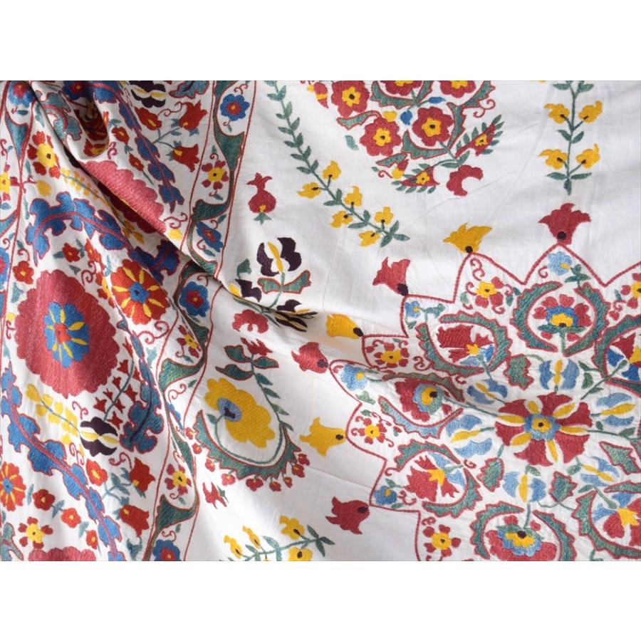 スザンニ刺繍・アンティークデザインリプロダクション  185x154cm Suzani, Uzbekistan Suzani, Embroidary Nurata フラワーブーケ | ブランド登録なし | 06