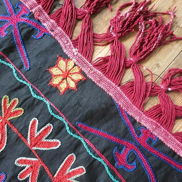 ウズベキスタンの刺繍布 スザンニ（スザニ）小さいピース黒い地に