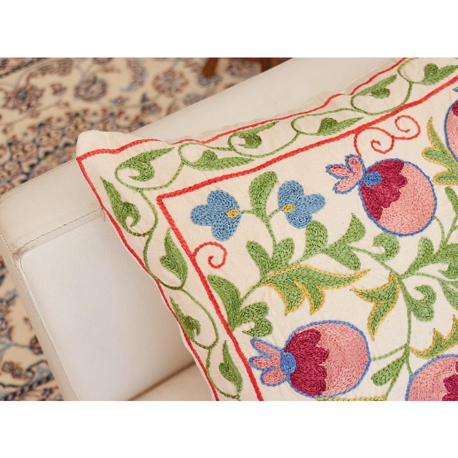 スザンニ刺繍 クッションカバー 40×42cm ウズベキスタン Suzani スザニ ザクロの実の画像