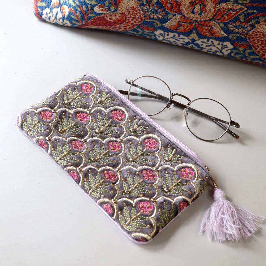フラットポーチ コットンベロア刺繍 20cm×10cmタッセル付き チャコールグレー 花のトレリス | 