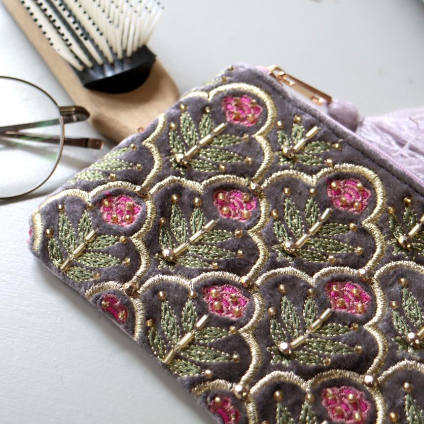 フラットポーチ コットンベロア刺繍 20cm×10cmタッセル付き チャコールグレー 花のトレリス |  | 01