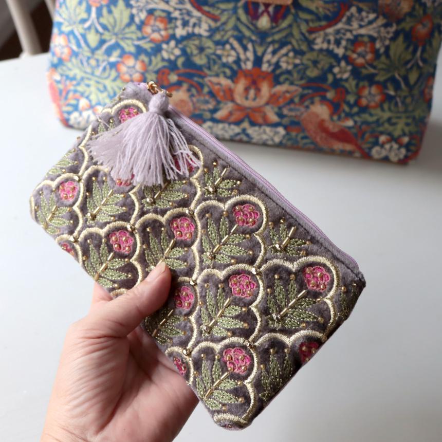 フラットポーチ コットンベロア刺繍 20cm×10cmタッセル付き チャコールグレー 花のトレリス |  | 03