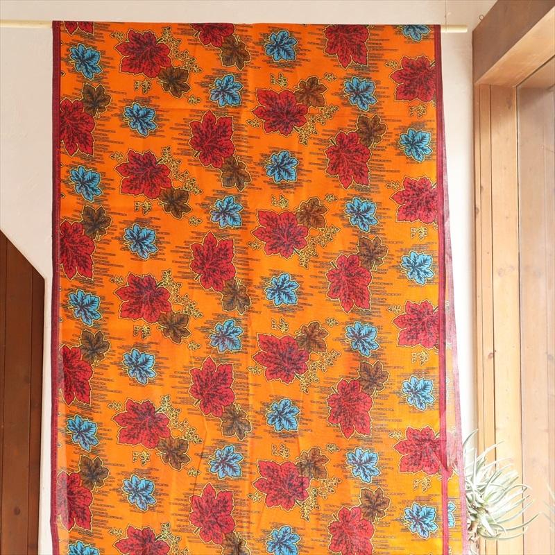 アフリカンプリント布 キテンゲ 97<BR>『センチメンタルリーフ』（オレンジ×赤【95cm単位切り売り】巾105cm | ブランド登録なし