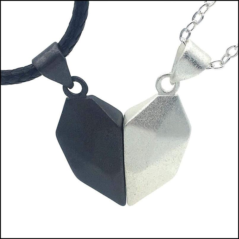 半年記念日に贈る ラブラブ度満点のプレゼントとは 予算別ペアグッズ17選 Pairgifts By Memoco カップル抱擁ネックレスラブスタイルネックレスファッションペンダントカップル高品質の男性 Ciudaddelmaizslp Gob Mx