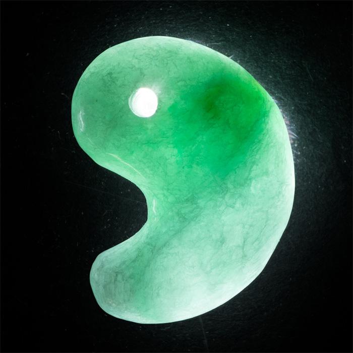 糸魚川翡翠 （いといがわひすい） 勾玉 （姫川産） No.424 : 宮忠