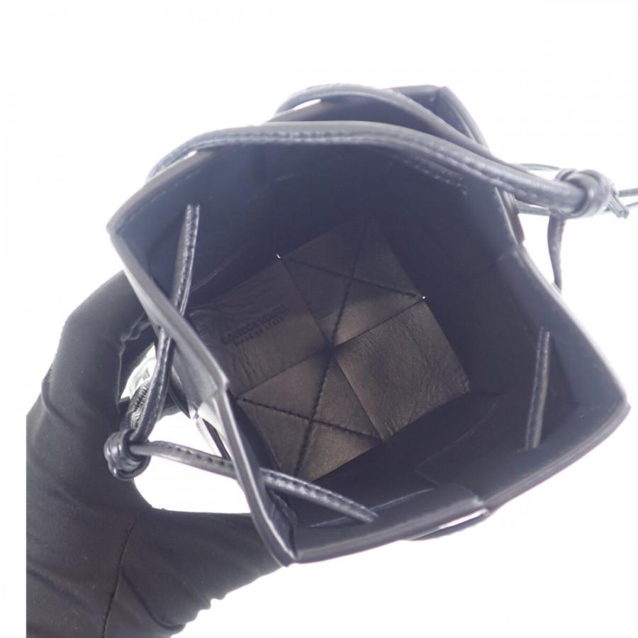 ボッテガヴェネタ BOTTEGA VENETA カセットミニクロスボディバケット 680217VCQC48837 ショルダーバッグ ブラック【中古】【Aランク】の画像