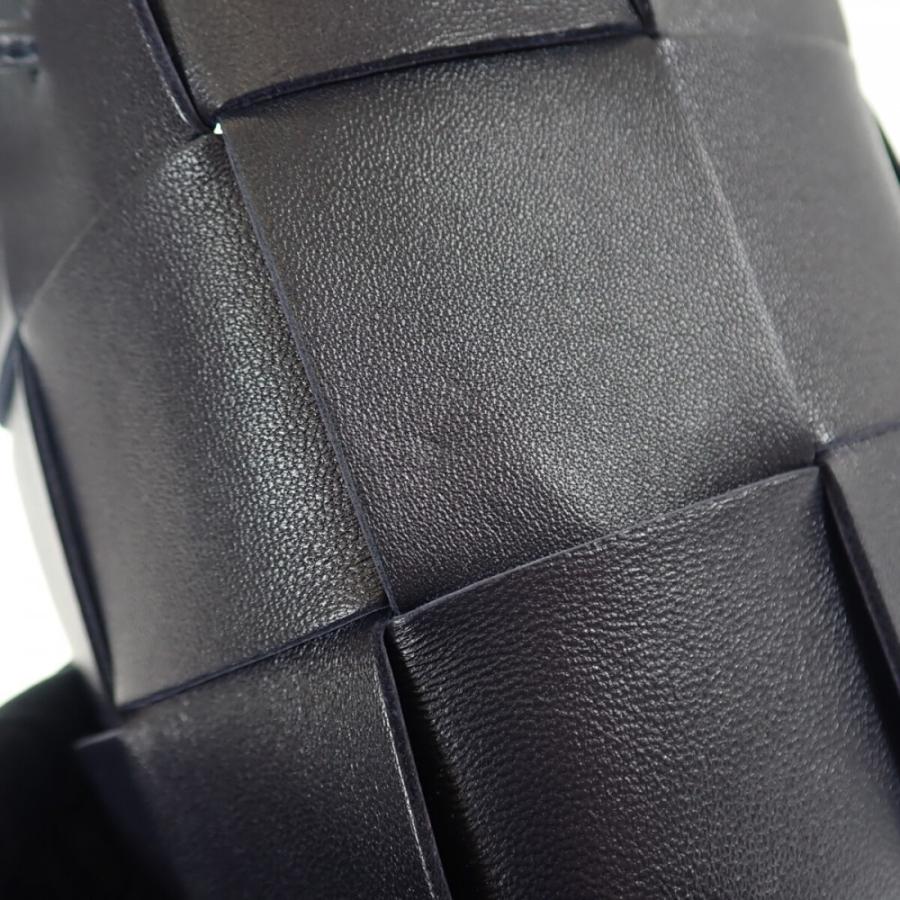 ボッテガヴェネタ BOTTEGA VENETA カセットミニクロスボディバケット 680217VCQC48837 ショルダーバッグ ブラック【中古】【Aランク】の画像
