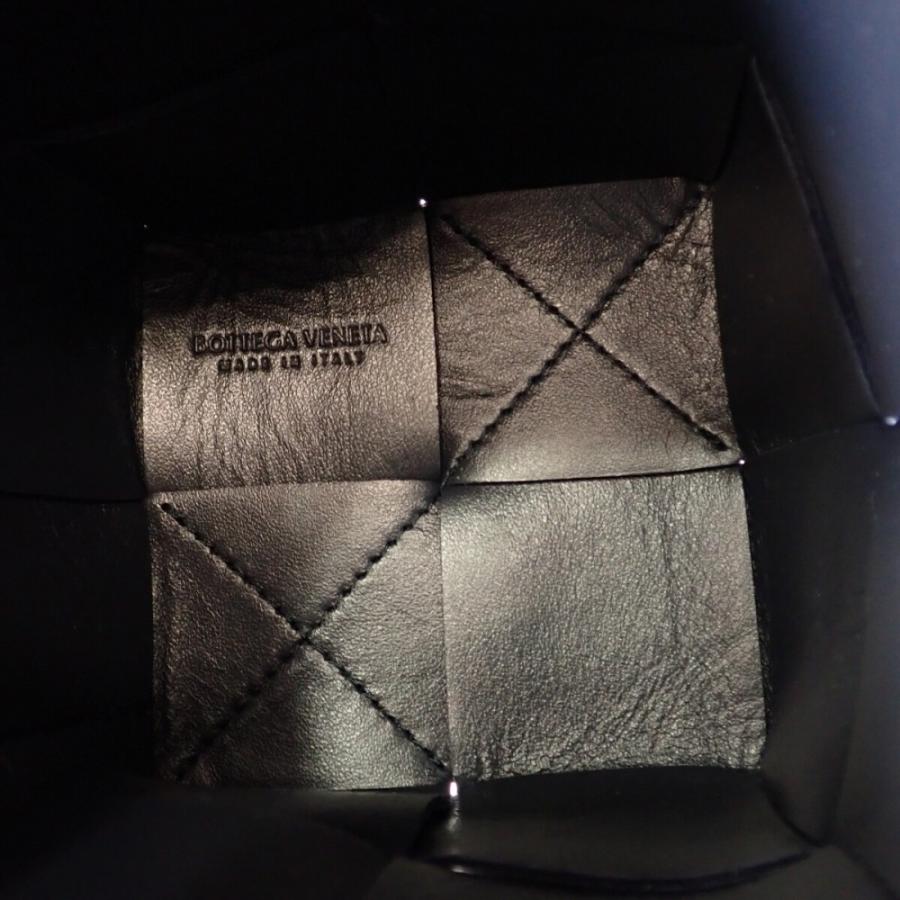 ボッテガヴェネタ BOTTEGA VENETA カセットミニクロスボディバケット 680217VCQC48837 ショルダーバッグ ブラック【中古】【Aランク】の画像
