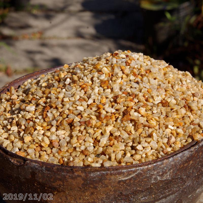 豊富なギフト 小粒の砂 赤砂 最大68％オフ！ 花崗岩 10L 2-4mm 約13.5kg