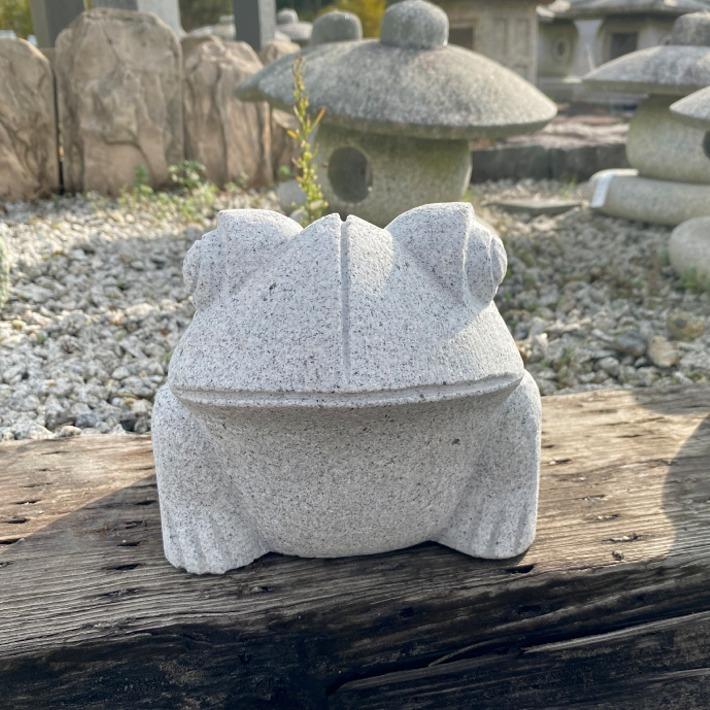 御影石 蛙 かえる カエル 庭園 ガーデニング 庭石 置物 オブジェ 縁起物 楽天市場】御影石 カエル（大）かえる 蛙 置物 置き物 玄関