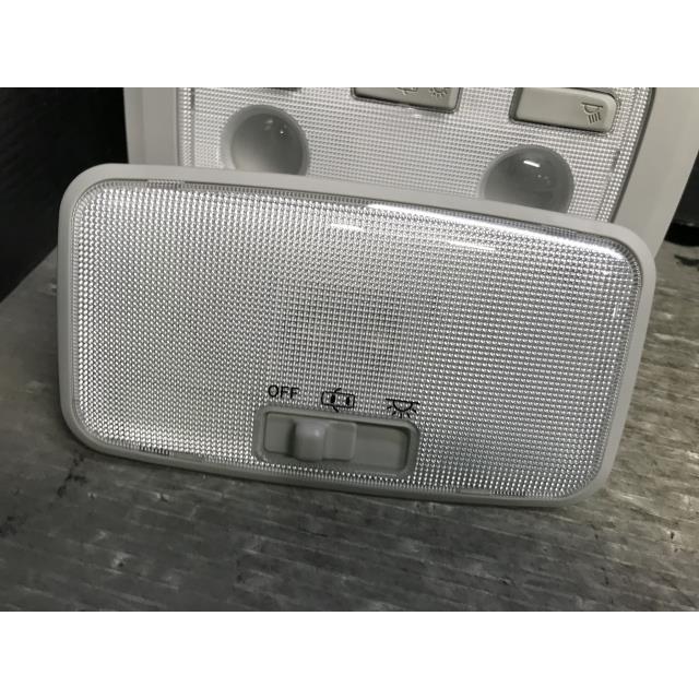 ヴォクシー DBA-ZRR80W ルームランプ ZS 7人 3R9 81208-28060-B0