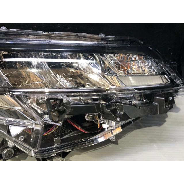 NOAH ノア 6AA-ZWR90W 右ヘッドライトASSY ハイブリッドS-Z 7人 226 V1