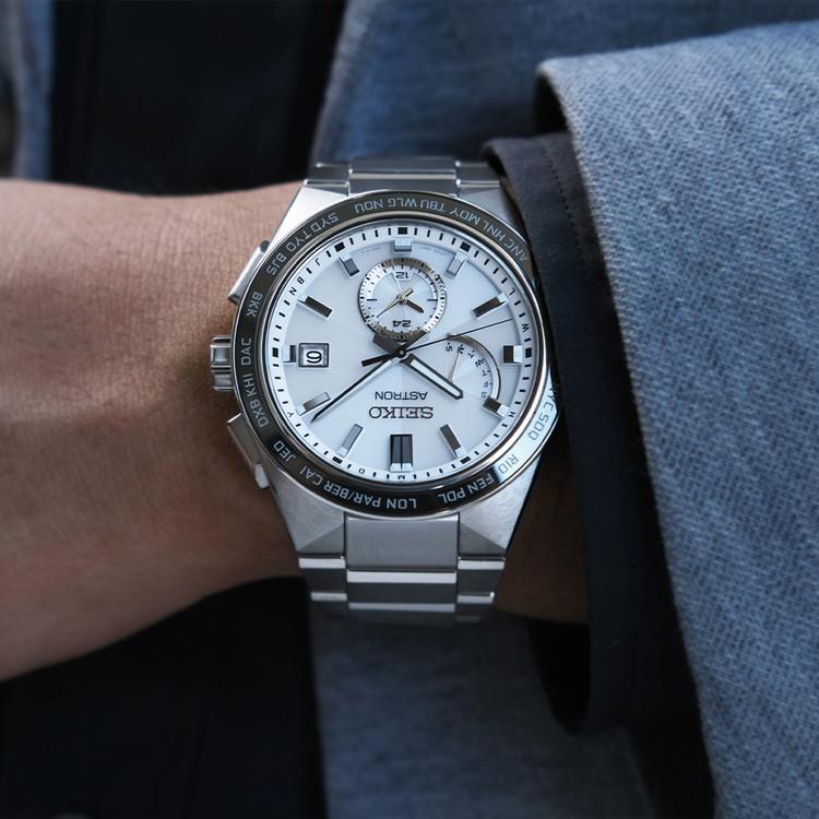 セイコー アストロン ネクスター ワールドタイム SEIKO メンズ チタン ソーラー電波 腕時計 42.7mm ホワイト文字盤 SBXY049の画像