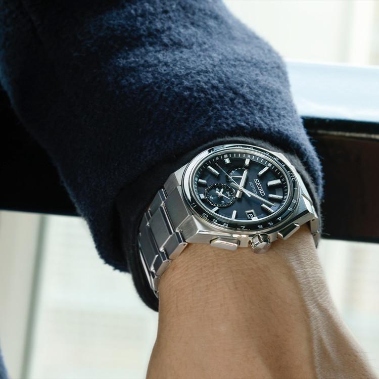 セイコー アストロン ネクスター ワールドタイム SEIKO メンズ チタン ソーラー電波 腕時計 43mm ブラック文字盤 SBXY039の画像