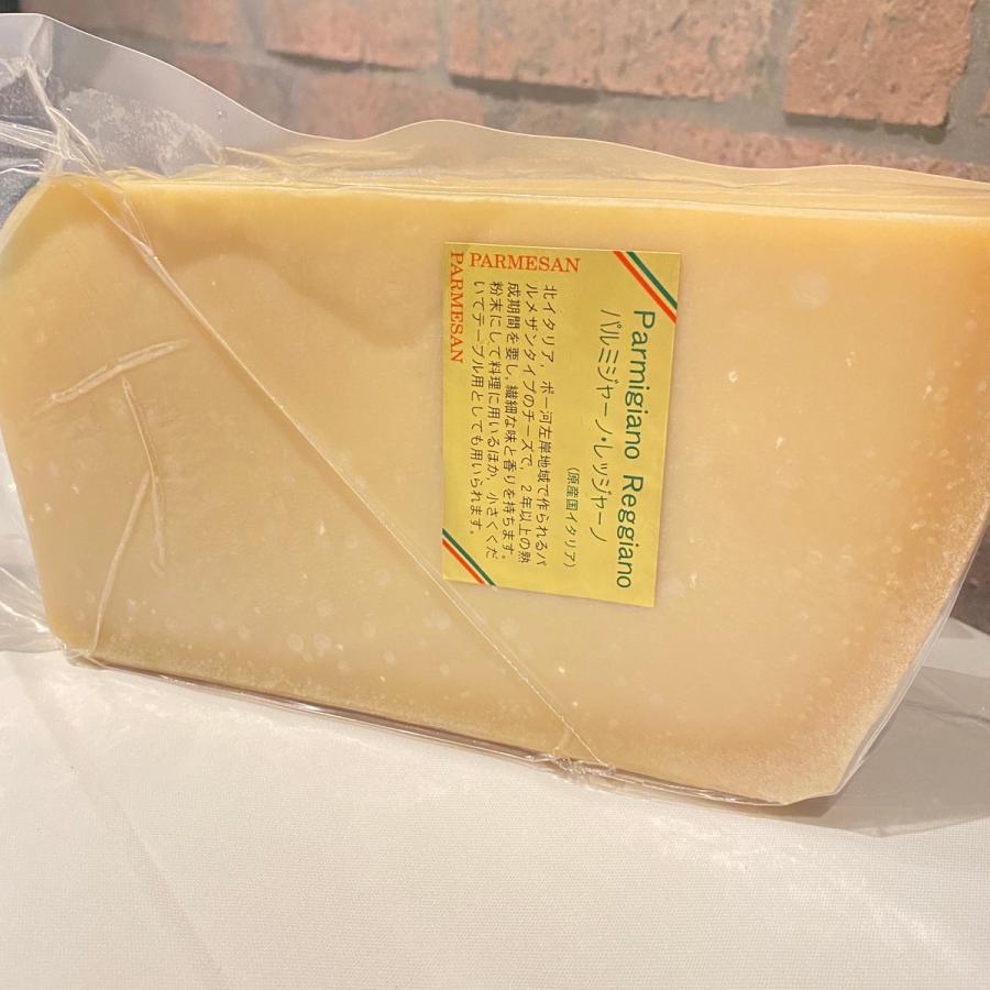 チーズ パルミジャーノレッジャーノ24カ月熟成 約1kg ブロック 100g当たり560円（税込） グローバル社 再計算｜italiatanicha2