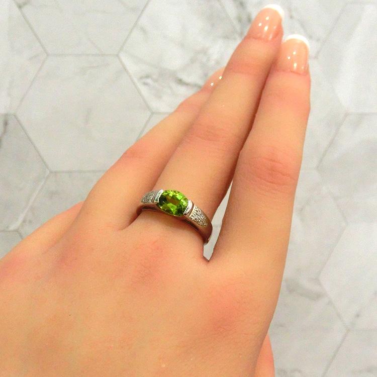【8月末迄出品】Pt900 ペリドットリング　8月誕生石　数回使用のみ　美品 指輪 ペリドット プラチナ リング 8月誕生石 P-1.324ct PT900 12