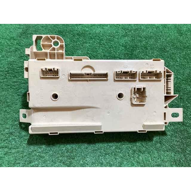 ダイハツ（DAIHATSU） LA310S ミライース 室内ヒューズボックス 82600
