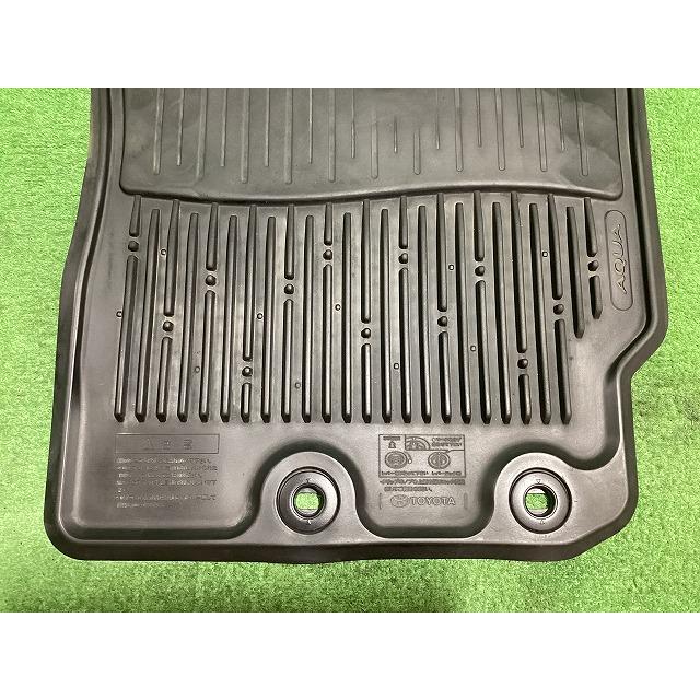 アクア NHP10 純正オプション ラバーフロアマット フロント左右セット
